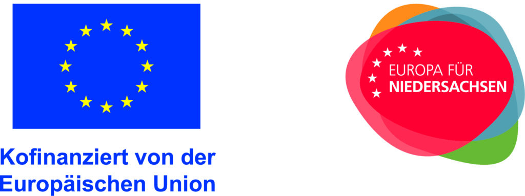 Links die blaue Flagge der Europäischen Union mit zwölf gelben Sternen und dem Schriftzug Kofinanziert von der Europäischen Union darunter; rechts ein mehrfarbiges, überlappendes Logo in Rot, Orange, Türkis und Grün mit weißen Sternen und dem Text Europa für Niedersachsen.