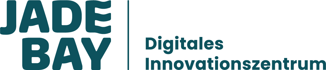 Logo mit dem Schriftzug JADE BAY in großen Blockbuchstaben links, einer senkrechten Trennlinie und dem Text Digitales Innovationszentrum rechts, alles in jadegrüner Farbe.