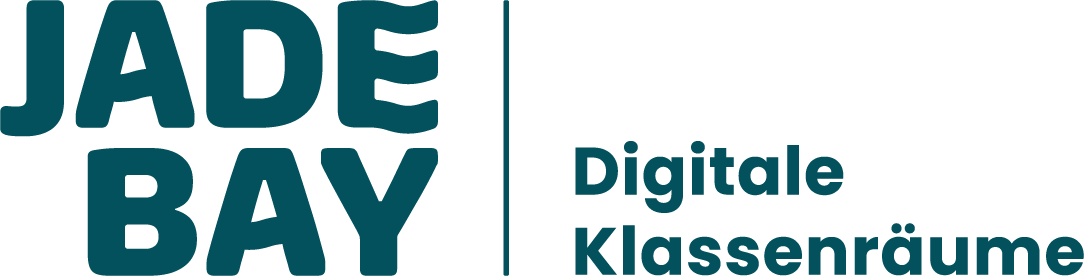 Logo mit dem Schriftzug JADE BAY in großen türkisfarbenen Blockbuchstaben links und durch eine senkrechte Linie getrennt der Text „Digitale Klassenräume“ rechts.