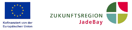 Links die Europaflagge mit der Beschriftung 'Kofinanziert von der Europäischen Union', in der Mitte der Schriftzug ZUKUNFTSREGION JadeBay in Grün und Rot, rechts ein kreisförmiges Logo in vier Segmenten (grün, dunkelgrün, gelb, rot).