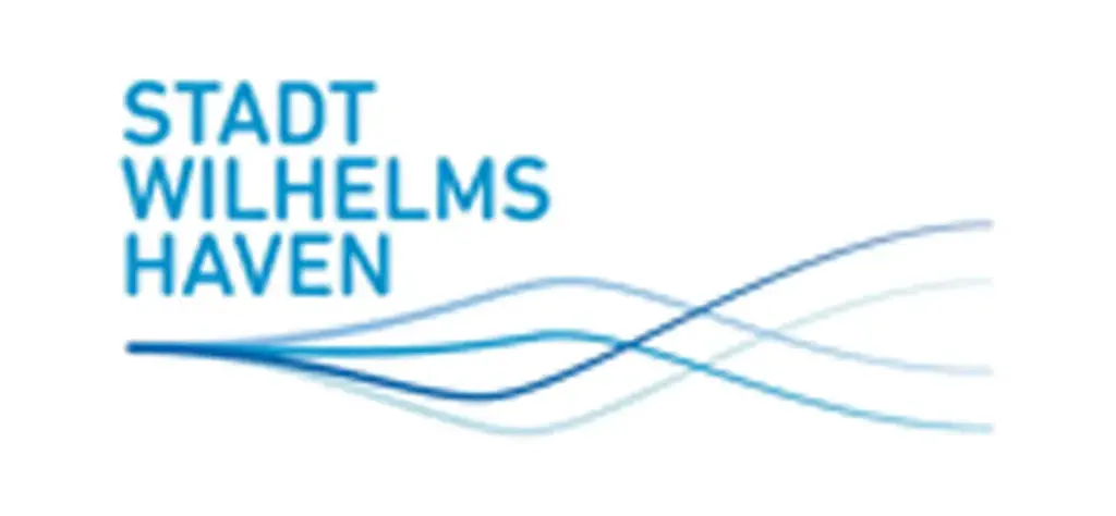 Logo der Stadt Wilhelmshaven mit gestapeltem blauen Schriftzug 'STADT WILHELMS HAVEN' links und mehreren hell- bis dunkelblauen, geschwungenen Wellenlinien, die nach rechts verlaufen.