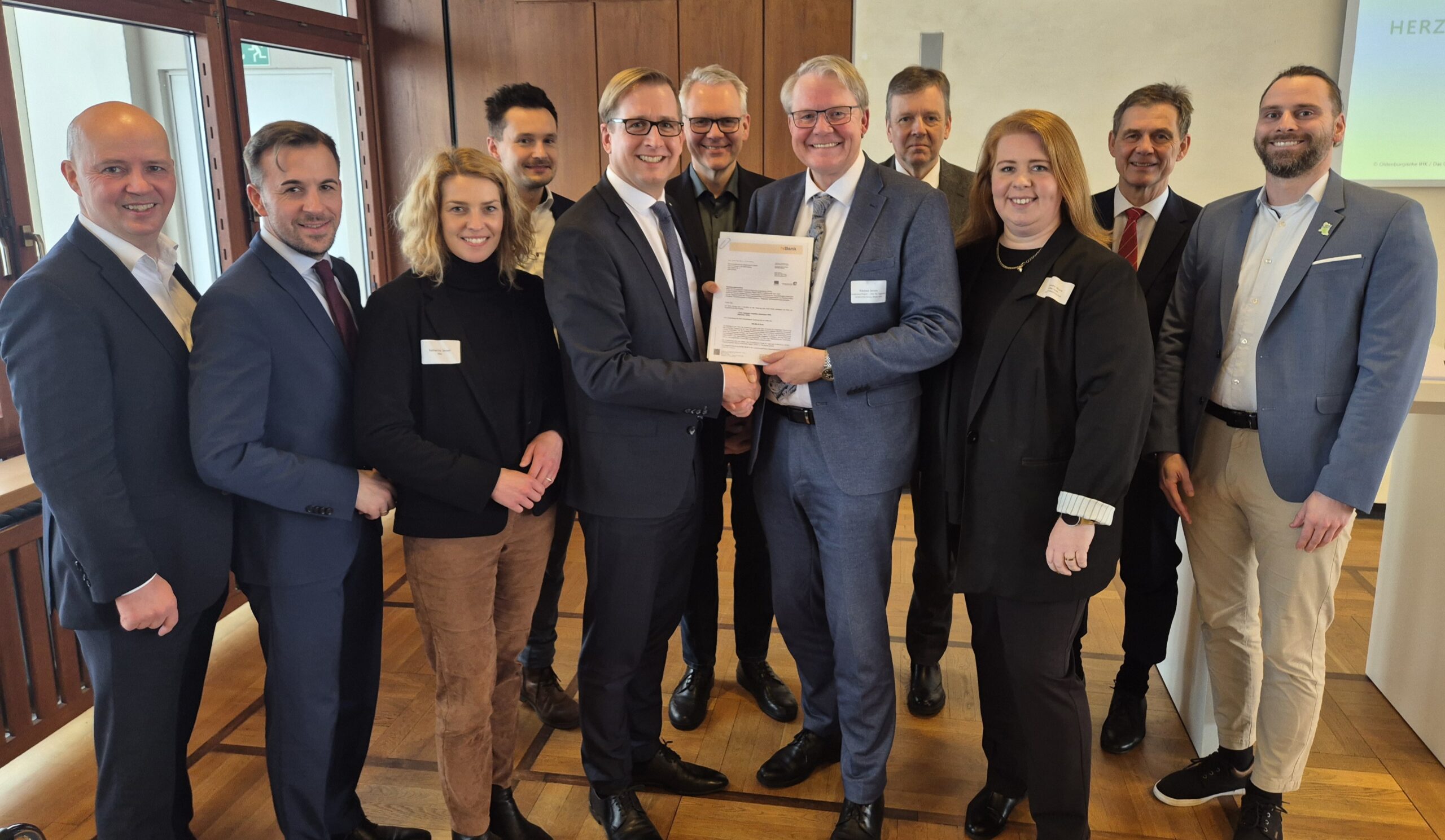 Pressefoto mit den Beteiligten der Bescheidübergabe