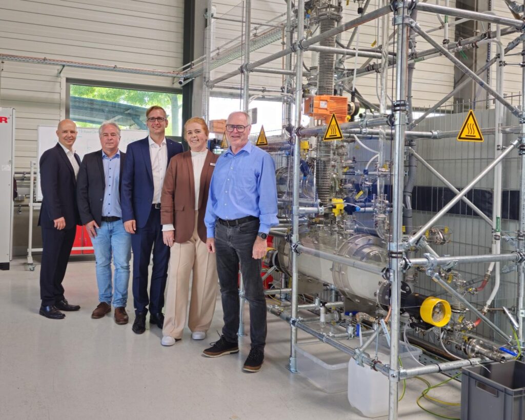 Prof. Dr. Lutz Stührenberg (Geschäftsführer Wirtschaftsförderung Wesermarsch GmbH), Dr. Olaf Goldbaum (Leiter Regionalmanagement Zukunftsregion JadeBay), Stefan Siefken (Landrat Landkreis Wesermarsch), Alexandra Wurm (Geschäftsführerin JadeBay GmbH), Dieter Sichau (Geschäftsführer INP) vor der Reinmethanol-Destillationsanlage am INP in Nordenham