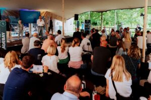 Präsentation der Ergebnisse auf der Bühne des JadeBay-Zukunftsgarten © Moritz Junge