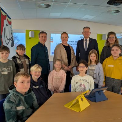 Schulleiter der Finkenburgschule Sebastian Schneemelcher, JadeBay-Geschäftsführerin Alexandra Wurm, Bürgermeister der Stadt Wittmund Rolf Claußen und Fachgebietsleiterin des Fachbereichs Personal und Kreisentwicklung beim Landkreis Wittmund Wiebke Börgmann bekamen am 15. Januar Einblicke in die Arbeit der Digitalen Klassenräume und schauten den Schülerinnen und Schülern der Finkenburgschule über die Schultern.